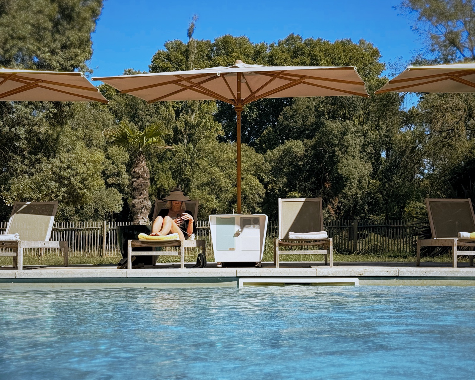 SunBase bij het zwembad met parasols